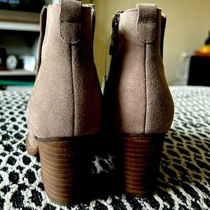 Blondo/Steve Madden brand new tan suede waterproof ankle boots